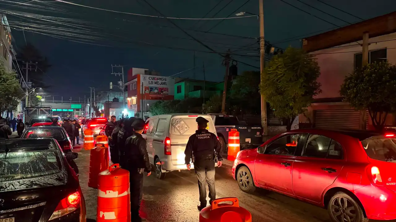 Policía de tránsito realiza prueba de alcoholimetría a un conductor en Toluca