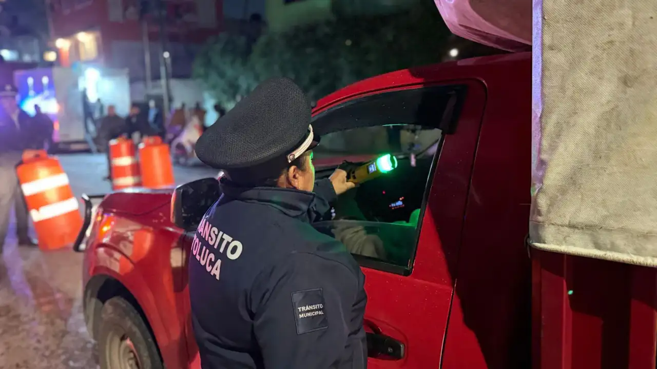 Operativo de alcoholímetro en Toluca con conductores detenidos