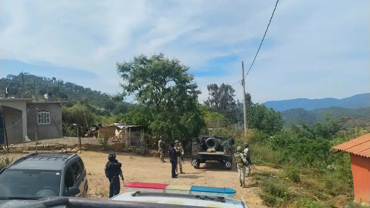 Elementos de seguridad durante un operativo en una comunidad rural