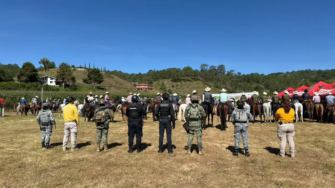 Cabalgata en Badiraguato, Sinaloa, con participantes y asistentes durante el evento ecuestre