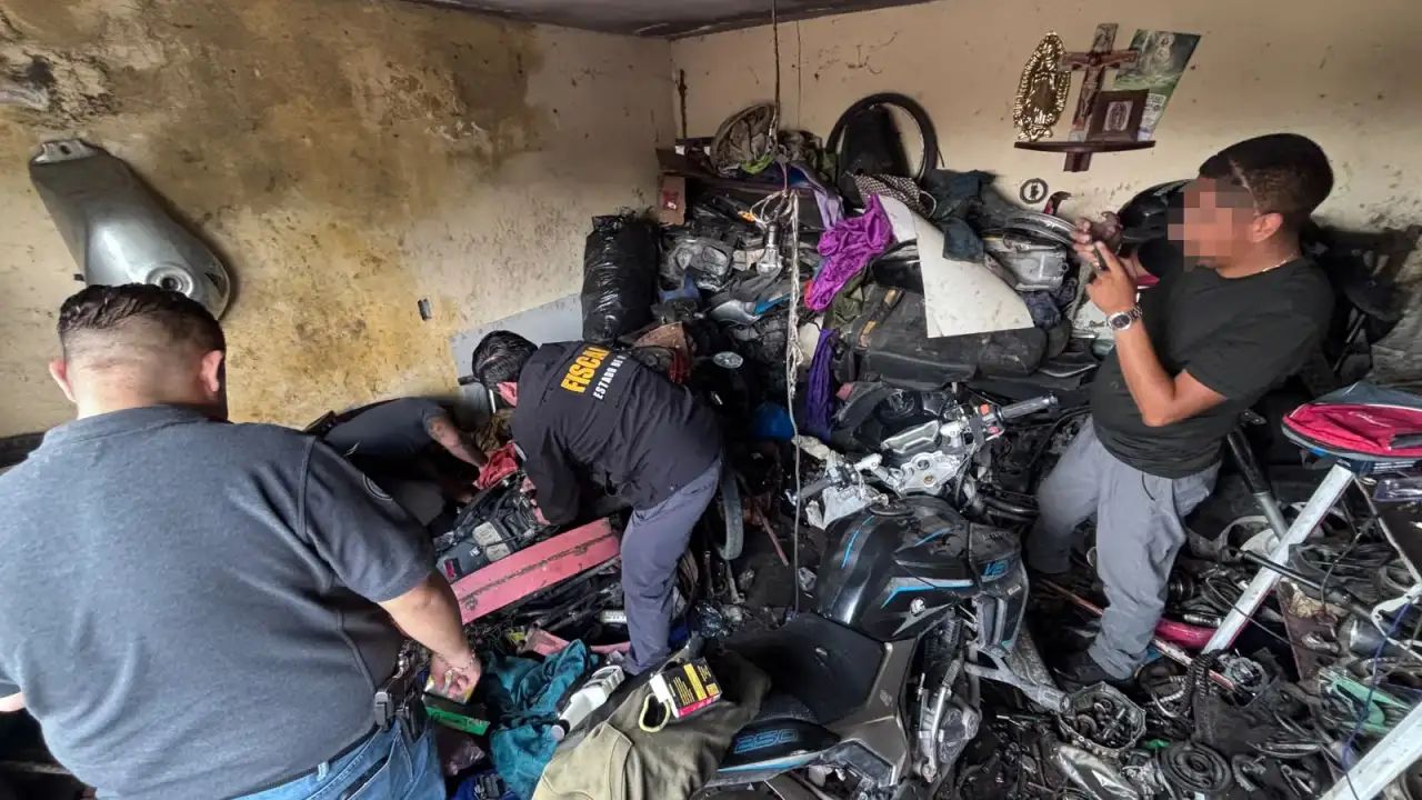 Agentes de seguridad durante un operativo en una calle de Toluca