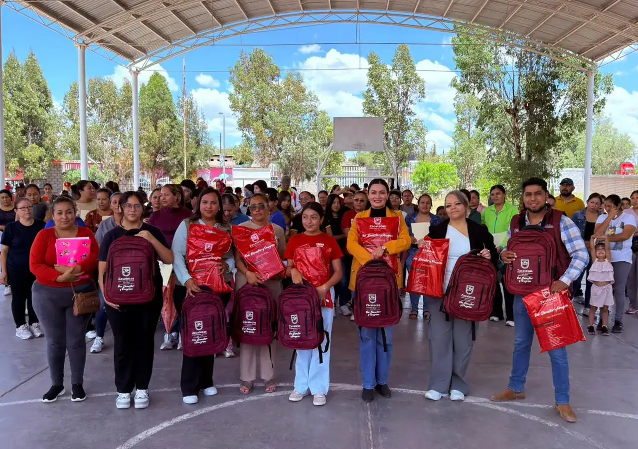 Niños con mochilas y útiles escolares en una escuela de Zacatecas