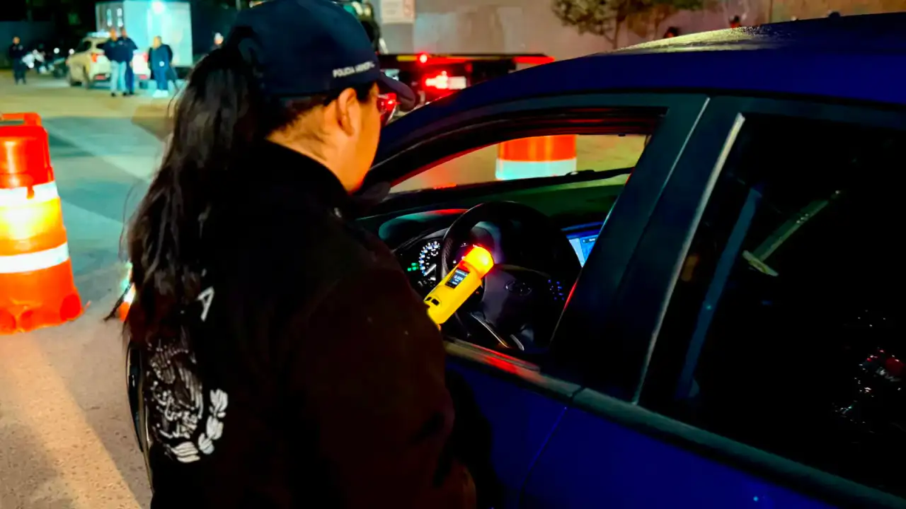 Operativo de alcoholimetría en Toluca con agentes de tránsito y vehículos detenidos