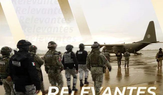 Elementos de seguridad revisan un vehículo durante un operativo