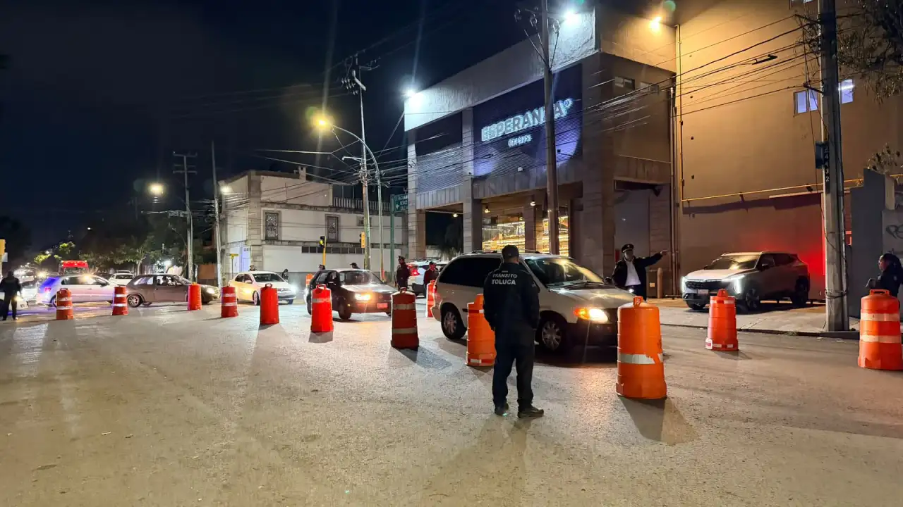 Agentes de tránsito revisan vehículos durante un operativo nocturno en una avenida de Toluca