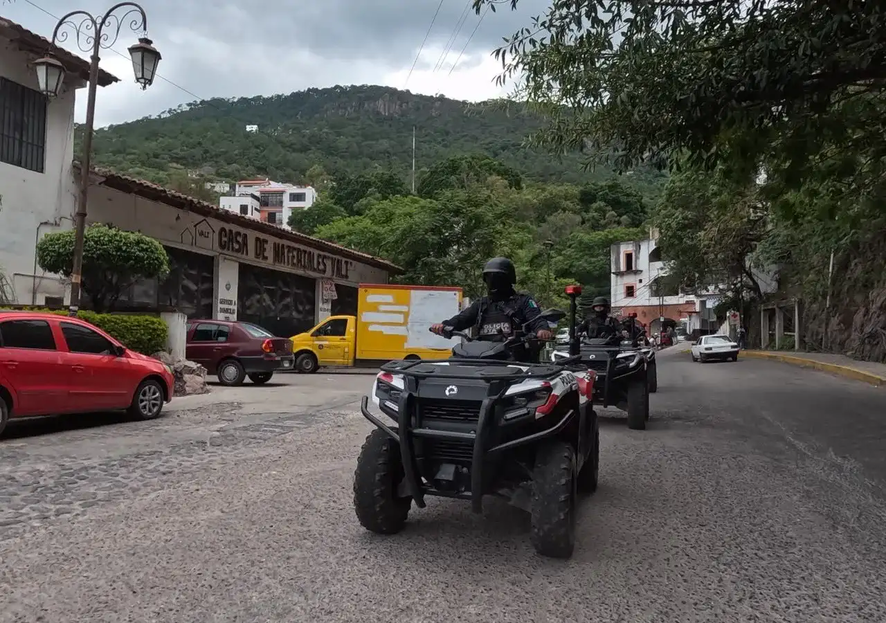 Policías de la Unidad de Reacción y Atención Ciudadana patrullando calles de Taxco de Alarcón.
