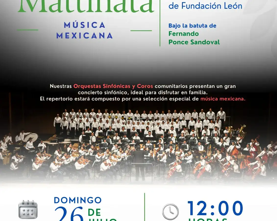 Niños y jóvenes con instrumentos en un patio al aire libre, durante un ensayo de orquesta