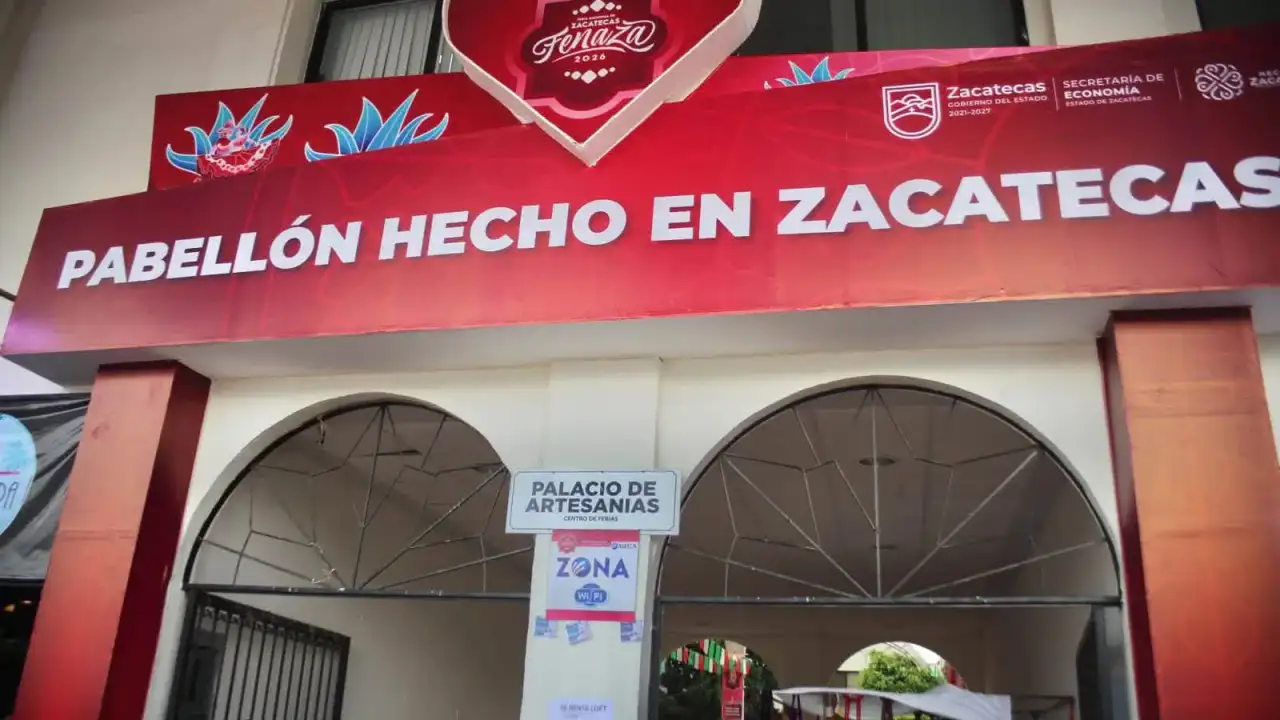 Visitantes recorren el Pabellón Hecho en Zacatecas en el Palacio de las Artesanías durante la Fenaza 2026