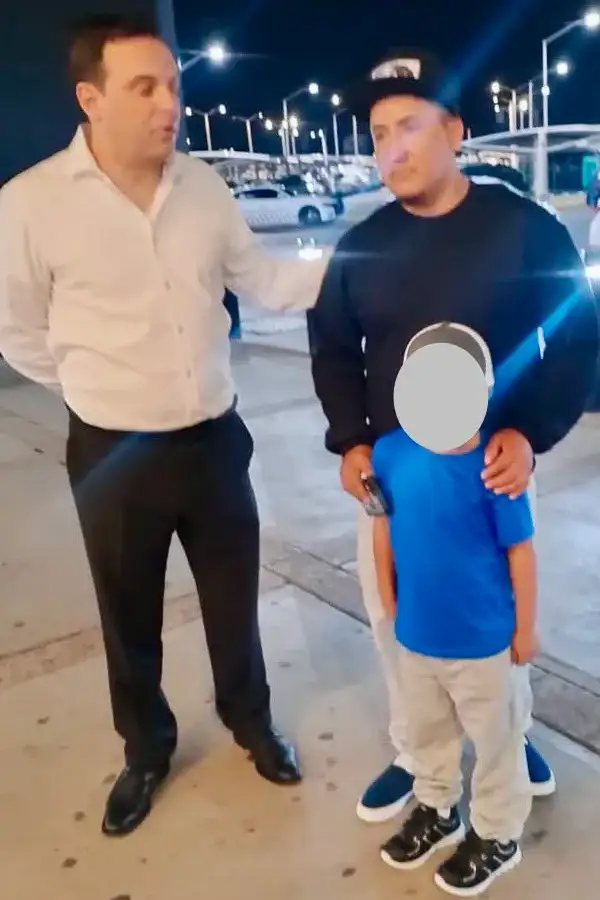 Padre e hijo guanajuatenses en el Aeropuerto Internacional del Bajío