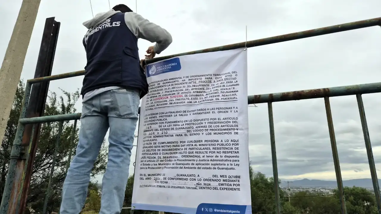 Acceso a un banco de material pétreo con lona de suspensión colocada por la autoridad ambiental