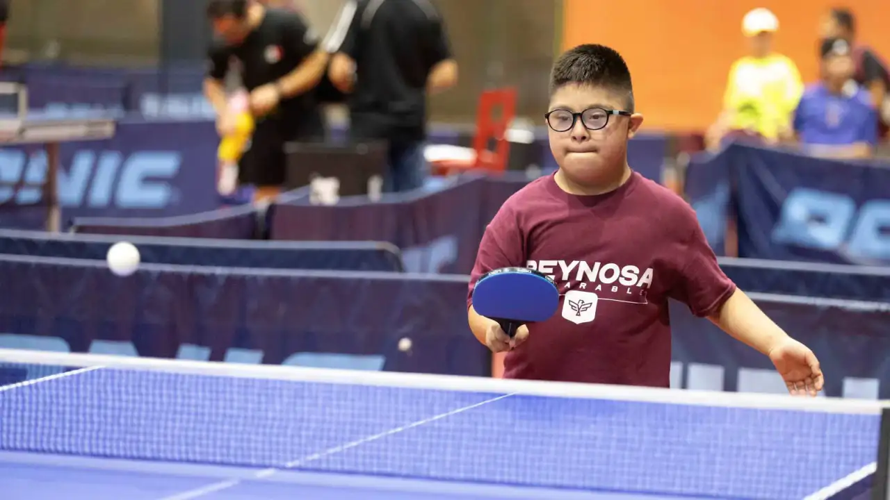 Paratleta de Reynosa en el podio del campeonato nacional de tenis de mesa
