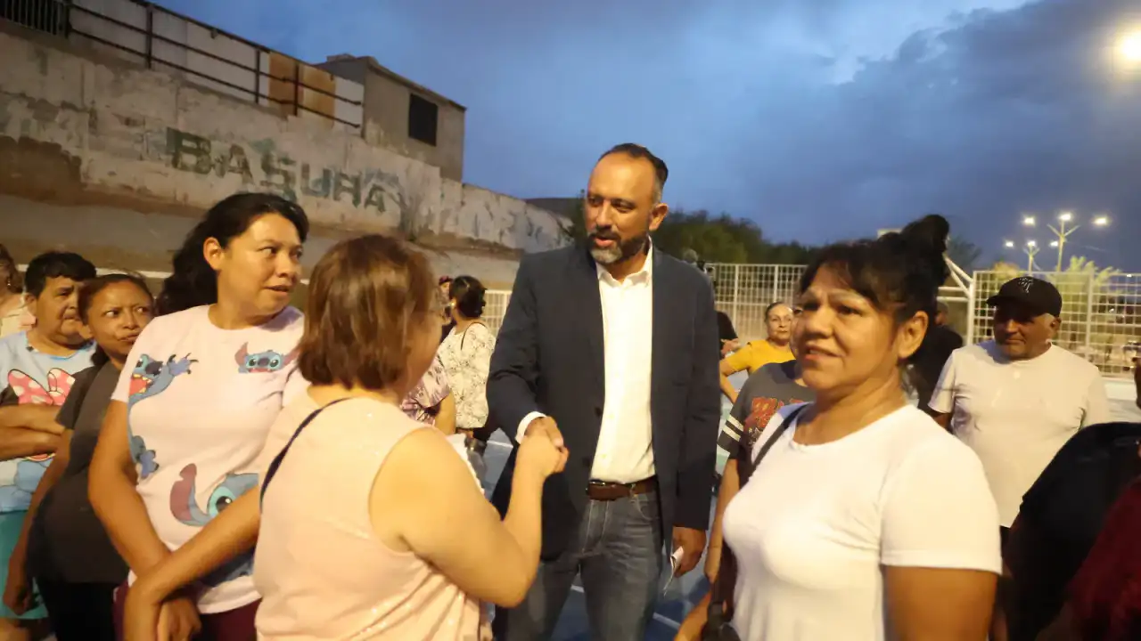 Vecinos y autoridades durante la entrega del Parque Barragán en Ciudad Juárez
