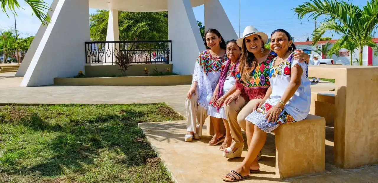 Parque rehabilitado en Tihosuco con juegos infantiles y áreas verdes
