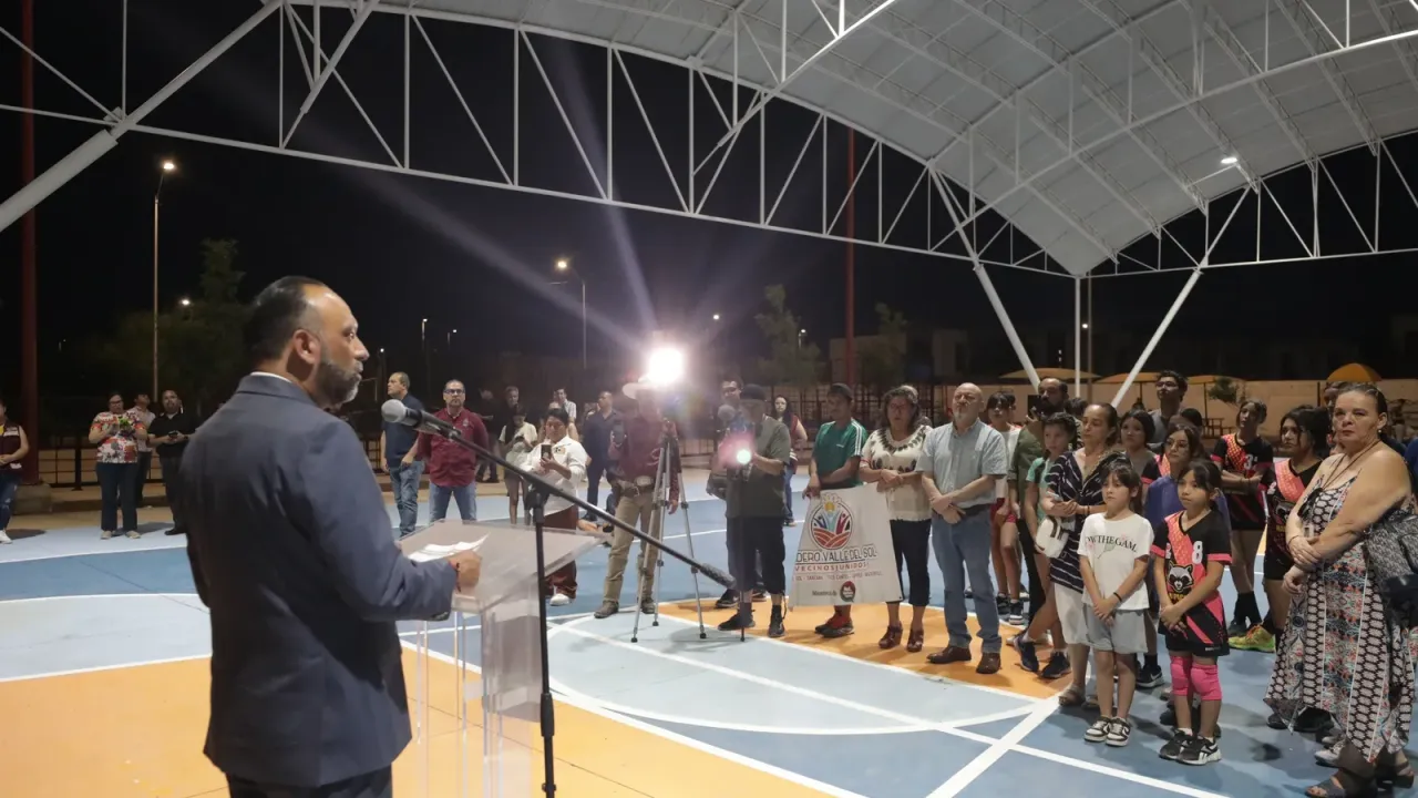 Autoridades municipales y vecinos durante la entrega del parque rehabilitado en Ciudad Juárez