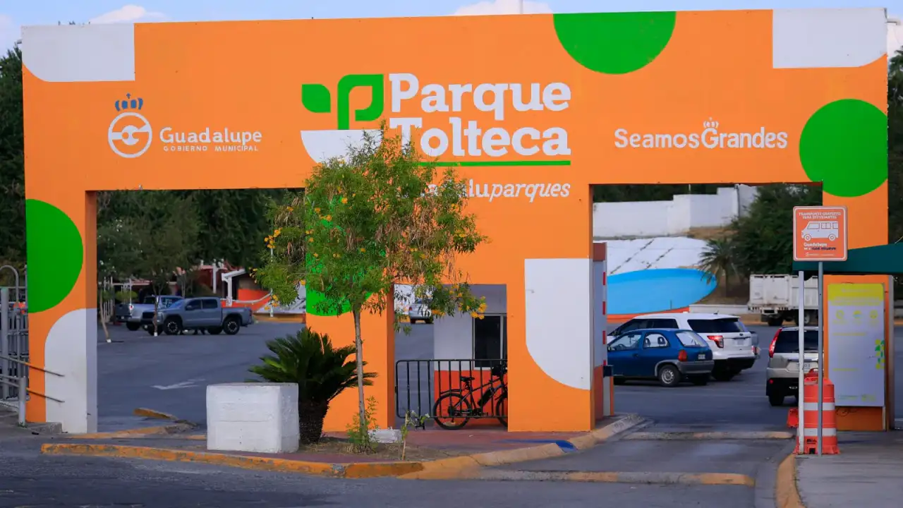 Áreas verdes y albercas del Parque Tolteca junto al Río La Silla en Guadalupe