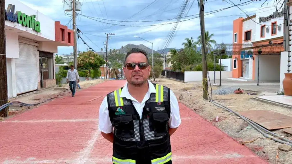 Obra de pavimentación en calle Zaragoza, San José del Cabo, con maquinaria y trabajadores