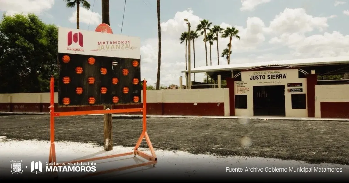 Trabajos de pavimentación en el acceso a la escuela primaria Justo Sierra en Matamoros