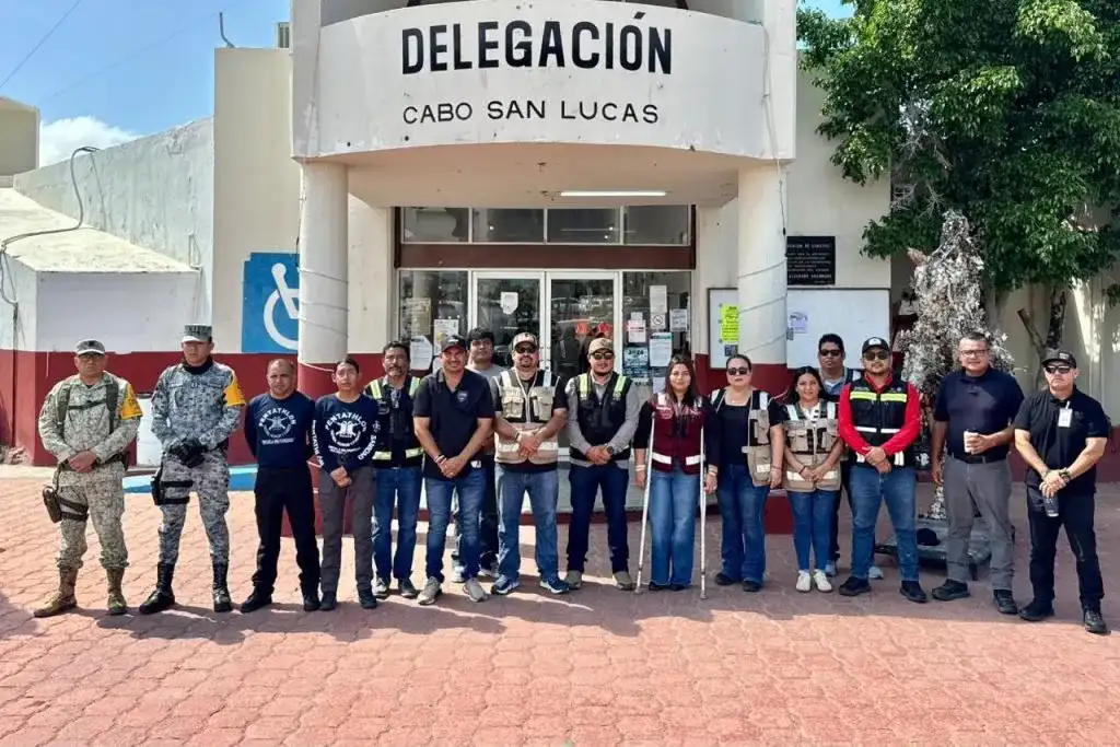 Vehículos de Protección Civil durante recorrido preventivo en calles de Cabo San Lucas
