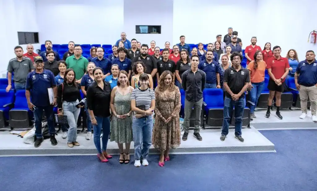 Personal del Instituto de la Cultura y las Artes de Los Cabos durante una capacitación sobre derechos humanos