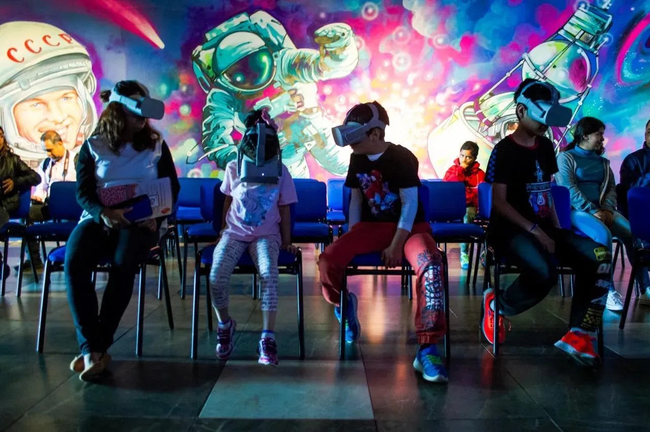 Fachada del Planetario Digital de Chimalhuacán con visitantes