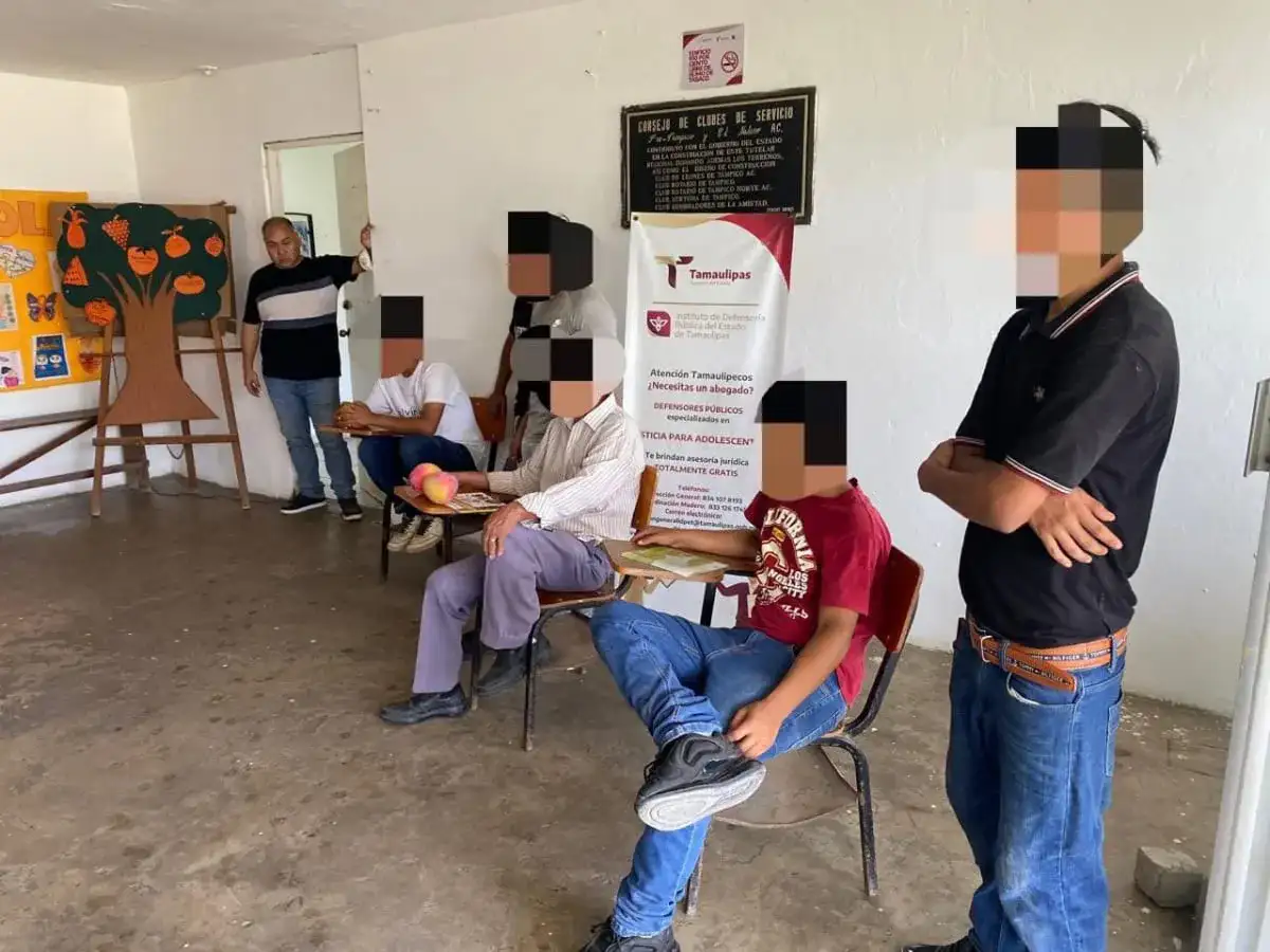 Adolescentes reunidos con personal de la DEMA en plática de prevención en Altamira