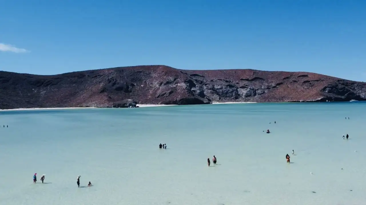 Vista de una playa en Baja California Sur con turistas