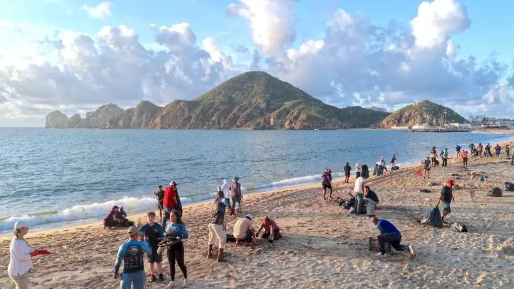 Personal de limpieza recoge residuos en una playa de Cabo San Lucas
