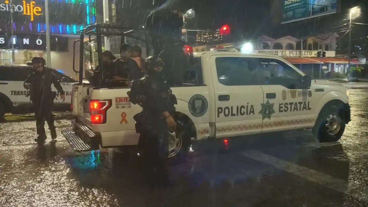 Policías estatales en patrullaje en colonia de Acapulco