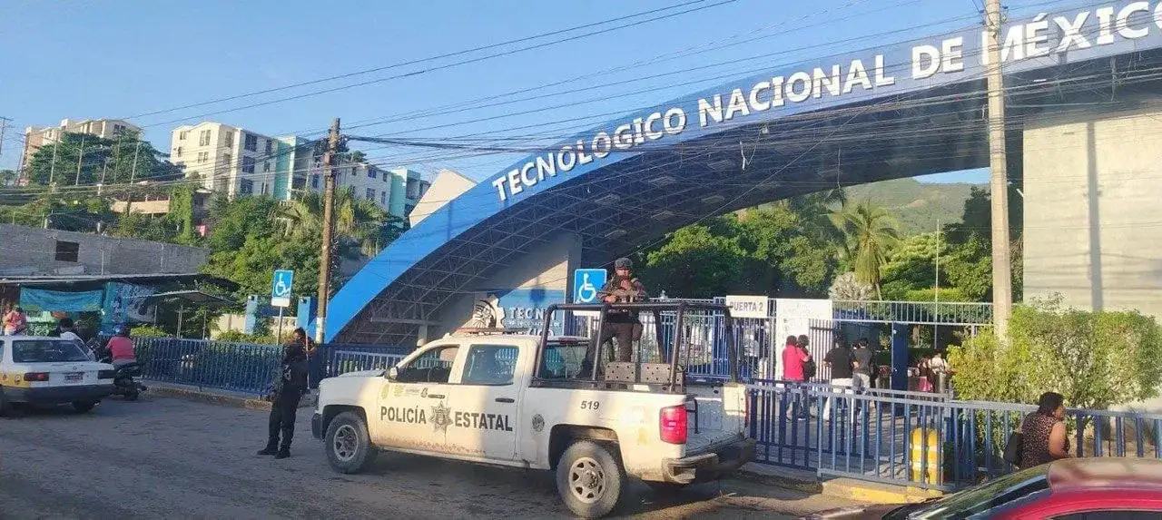 Elementos policiales frente a un plantel educativo durante la entrada de estudiantes