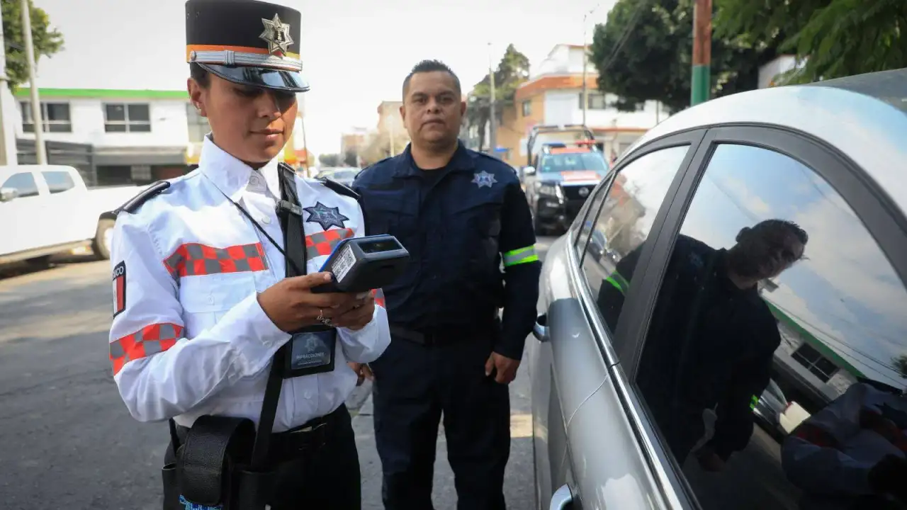 Elementos de la Policía Ética de Naucalpan durante un recorrido de supervisión
