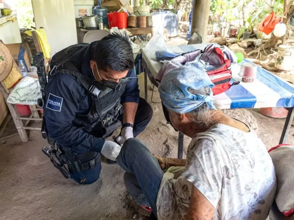Elementos de seguridad municipal durante un recorrido en una comunidad rural