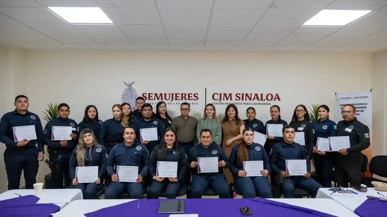 Elementos policiales durante una capacitación sobre atención a mujeres en situación de violencia