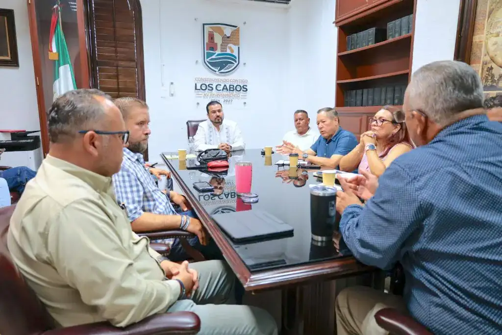 Personal de Protección Civil notifica a residentes en el arroyo El Pedregal, Los Cabos.