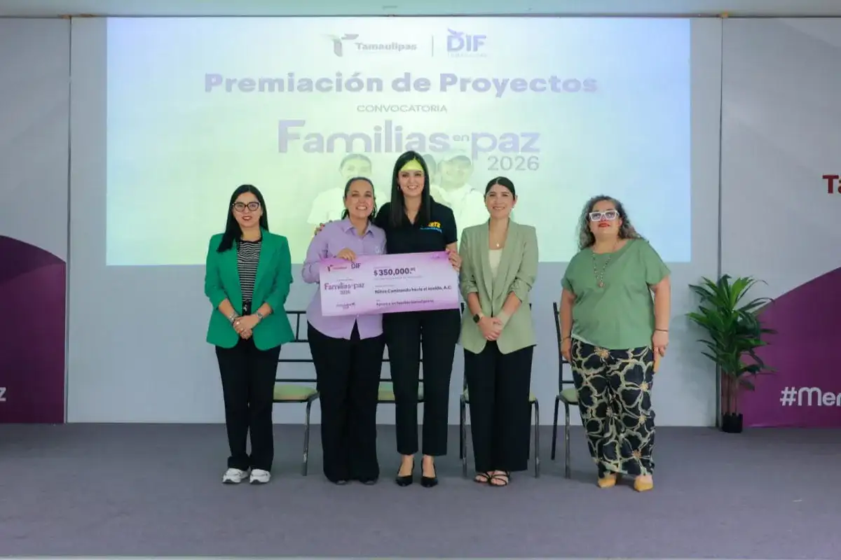 Ceremonia de premiación del DIF Tamaulipas con representantes de organizaciones ganadoras