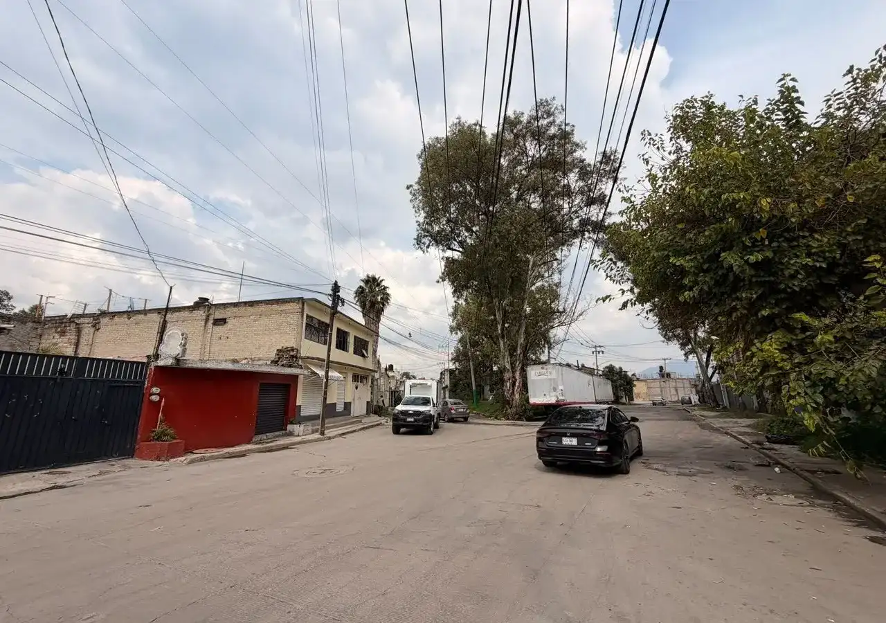 Vista de la presa El Ángulo en Cuautitlán Izcalli con personal de protección civil