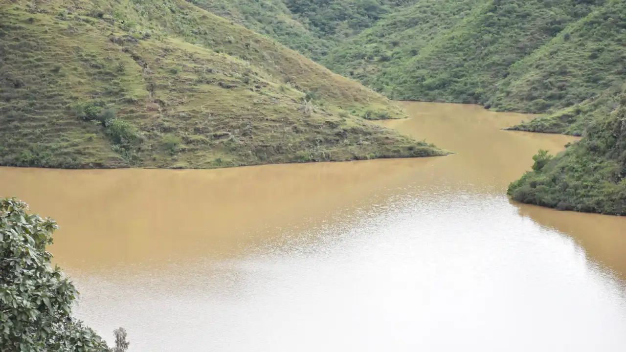 Imagen de la presa Ignacio Allende en Guanajuato con agua visible