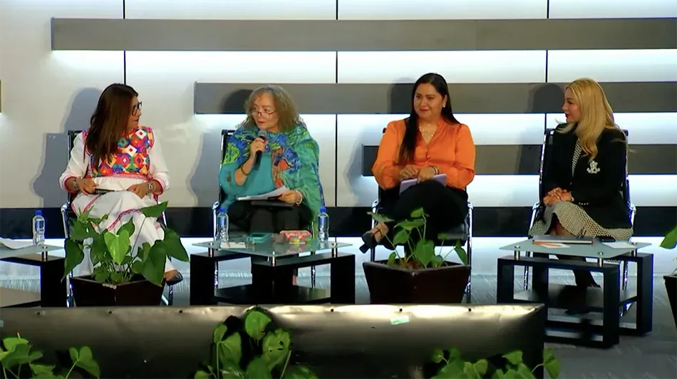 Personas asistentes a la presentación del libro sobre democracia paritaria