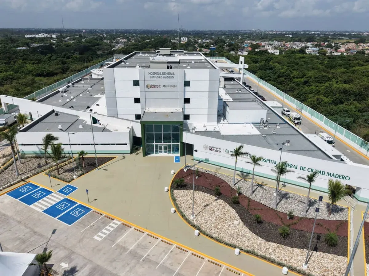 Autoridades durante la inauguración del Hospital General de Ciudad Madero