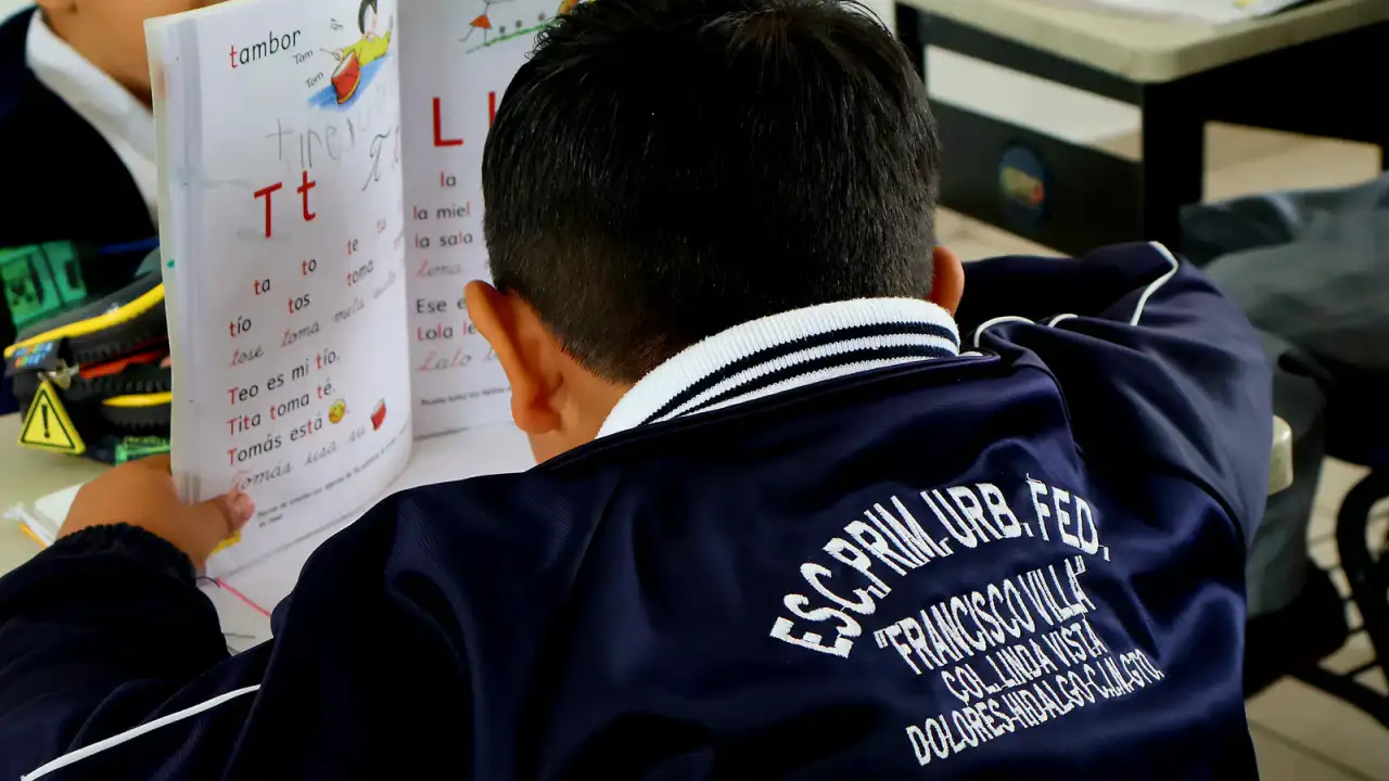 Estudiantes y docentes en una escuela primaria de Dolores Hidalgo, Guanajuato