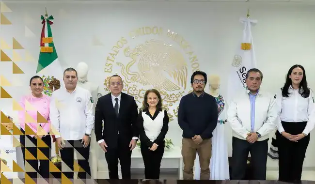Personas privadas de la libertad exhiben piezas textiles durante la premiación del concurso