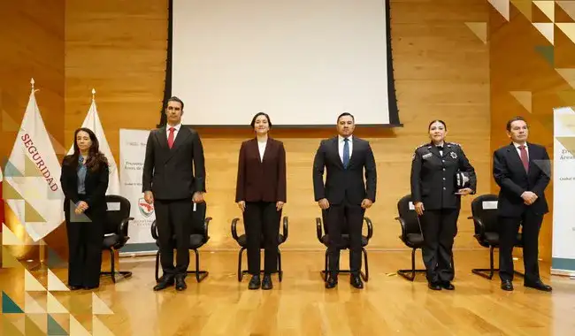 Reunión de funcionarios de seguridad en un salón de juntas