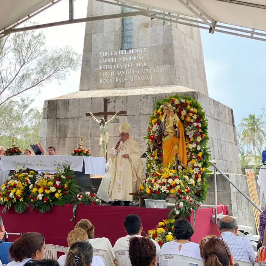 Embarcaciones decoradas con la imagen de la Virgen del Carmen navegando por el río Pánuco