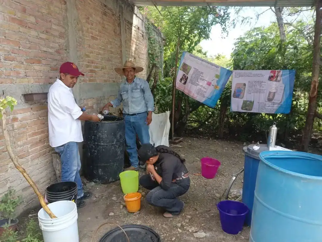 Productores rurales durante un taller agrícola en Guerrero