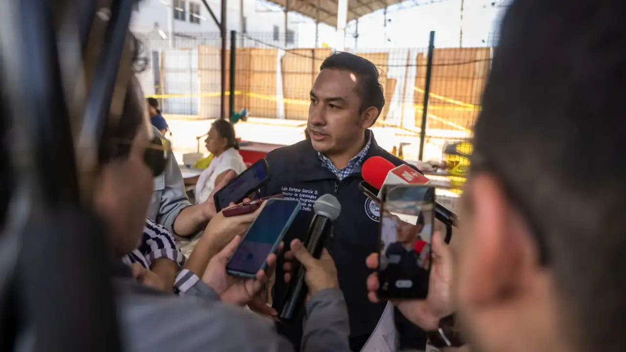 Jóvenes y autoridades durante una jornada de servicios en Villa Juárez, Navolato