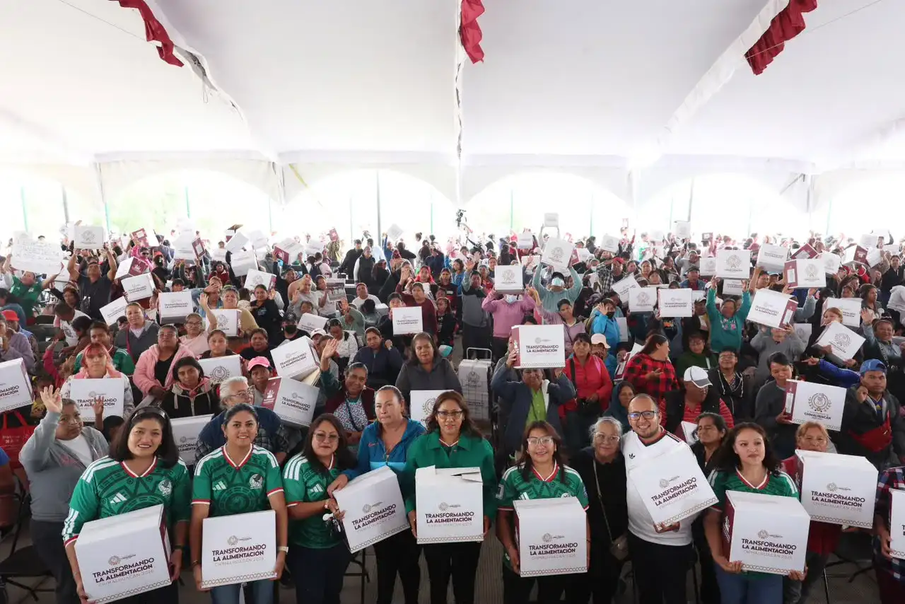 Entrega de canastas alimentarias en la Plaza de la Transformación, Chimalhuacán
