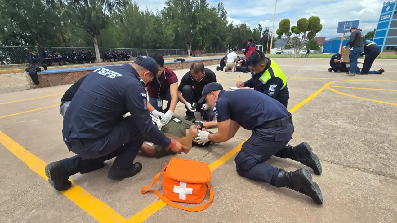 Servidores públicos durante un ejercicio de evacuación y primeros auxilios