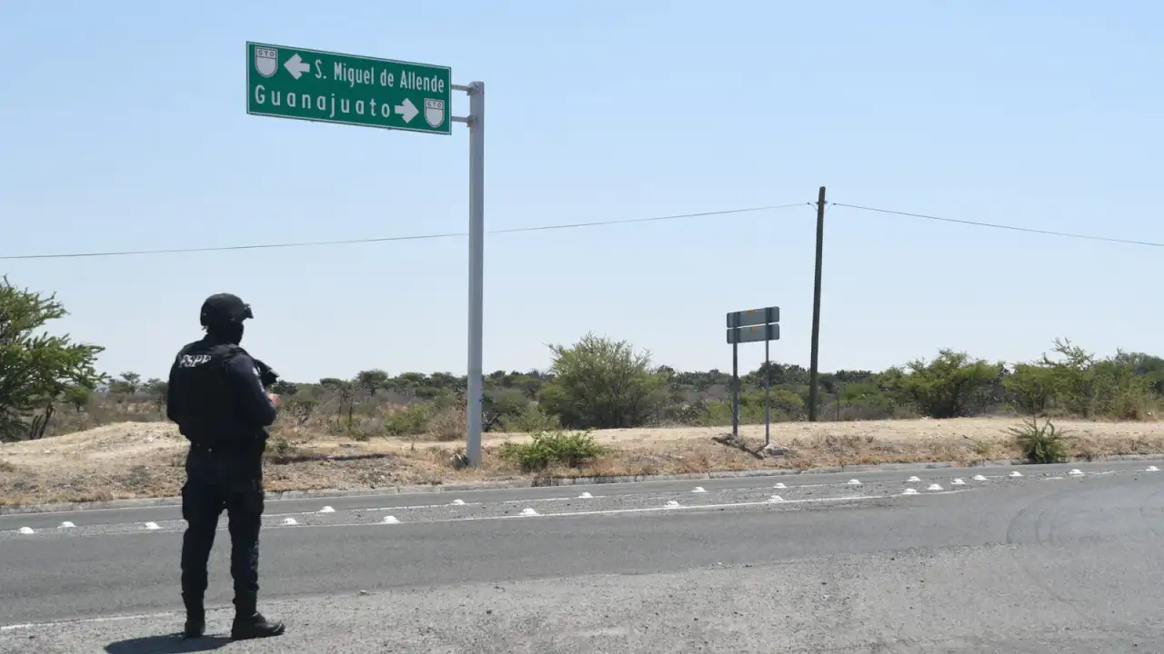 Carretera con señalamientos de Protección Civil y vehículos circulando