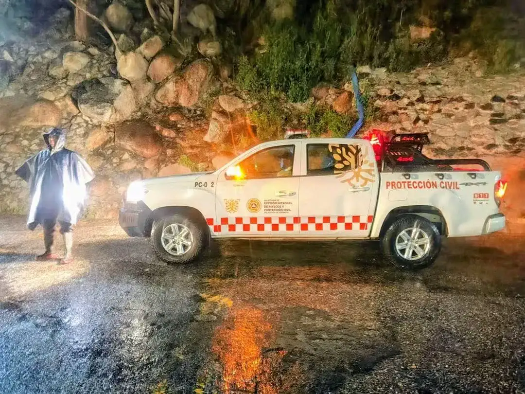 Personal de Protección Civil durante un recorrido nocturno en calles de Acapulco
