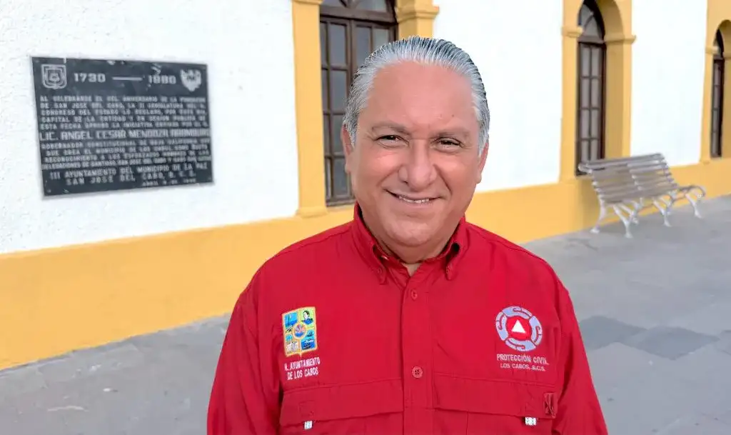Personal de Protección Civil durante monitoreo meteorológico en Los Cabos