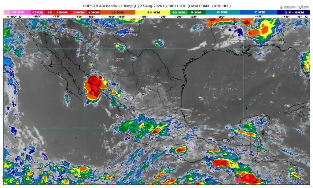 Personal de Protección Civil monitoreando radar meteorológico